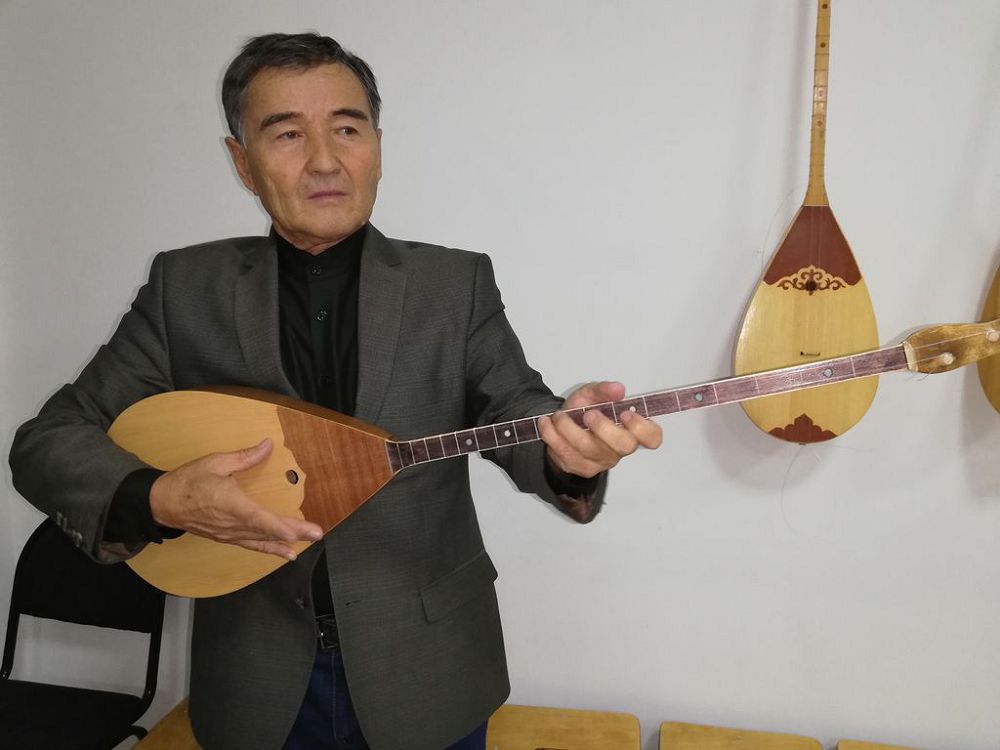 دومبىراعا دەم بەرگەن