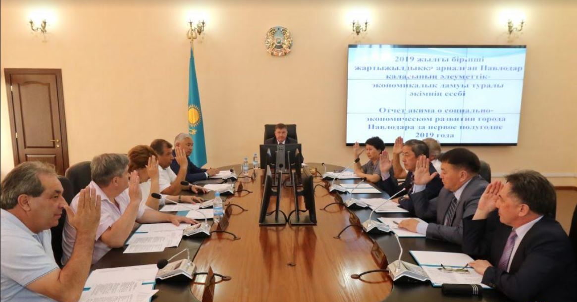 پاۆلودار قالاسىنىڭ اكىمى ءماسليحات دەپۋتاتتارى الدىندا ەسەپ بەردى