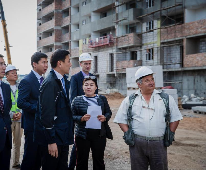 التاي كولگىنوۆ «نۇرلى جەر» باعدارلاماسىمەن سالىنىپ جاتقان كوپپاتەرلى تۇرعىن ءۇي كەشەنىنە باردى