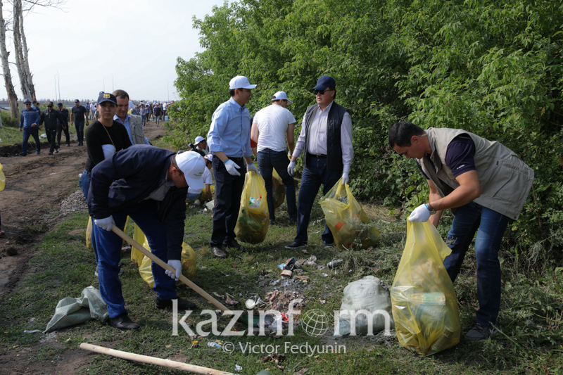 ۇكىمەت باسشىسى باستاعان ەلوردا جۇرتى ەسىل مەن قاراسۋ وزەندەرىن تازالاۋدا