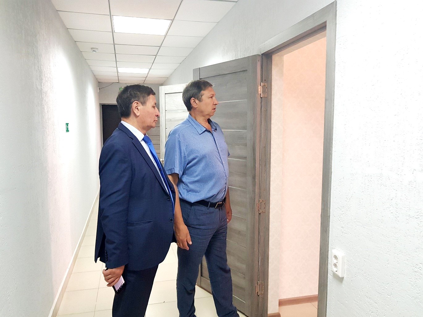 سەناتور ستۋدەنتتەردىڭ جاڭا جاتاقحاناسىمەن تانىستى