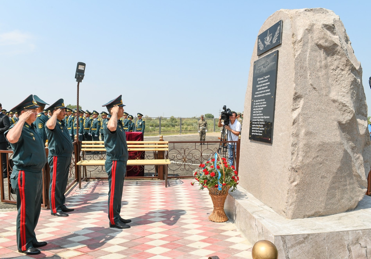 قازا تاپقان 13 اسكەري قىزمەتشىگە مەموريالدىق تاقتا ورناتىلدى