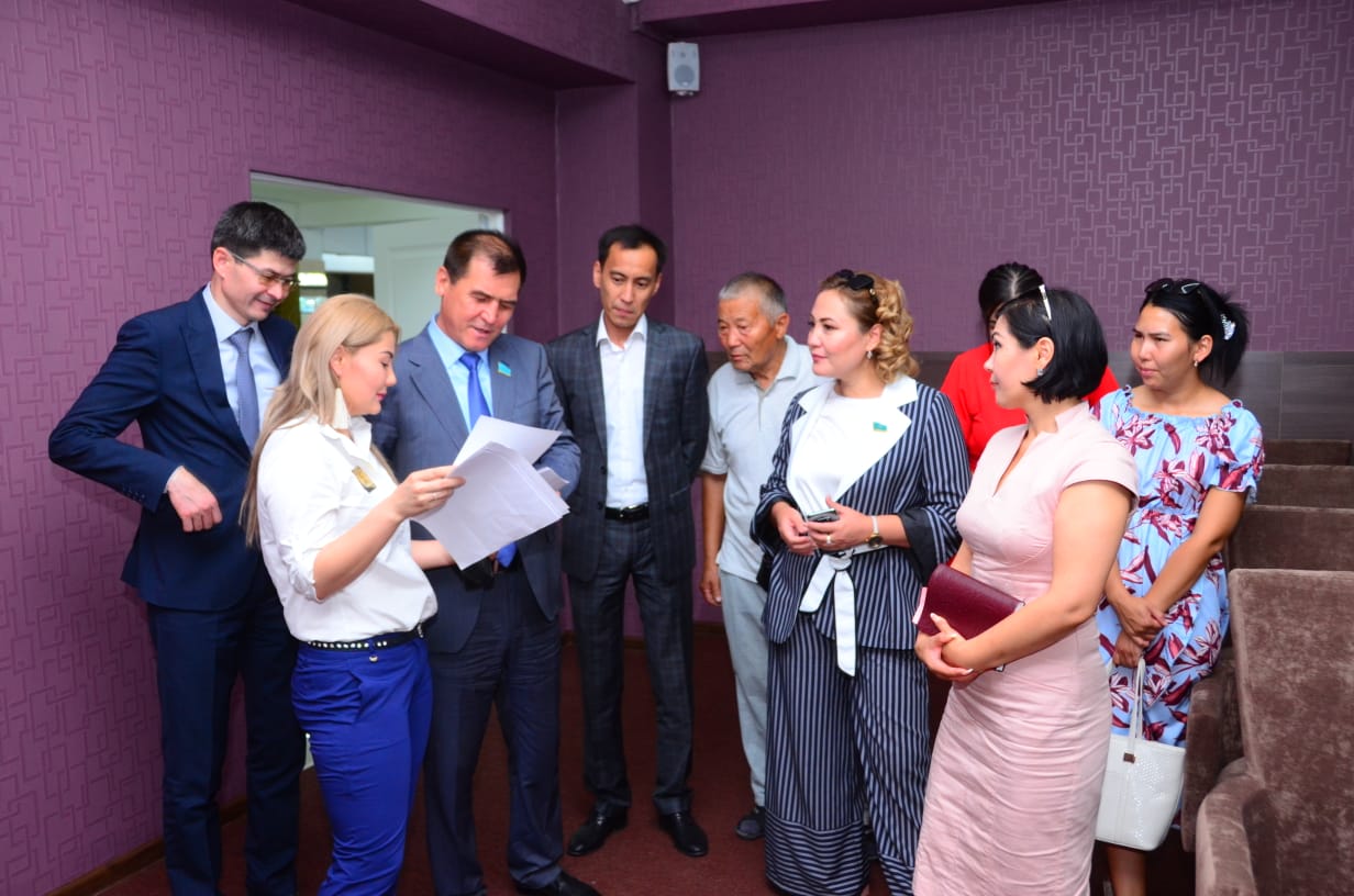 سەنات دەپۋتاتتارى شىمكەنتتىكتەرمەن كەزدەستى