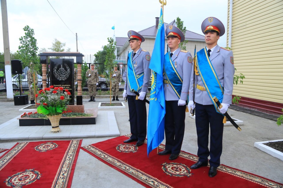 قوستانايدا ەرلىكپەن قازا تاپقان پوليتسەيلەرگە ەسكەرتكىش تاقتا ورناتىلدى