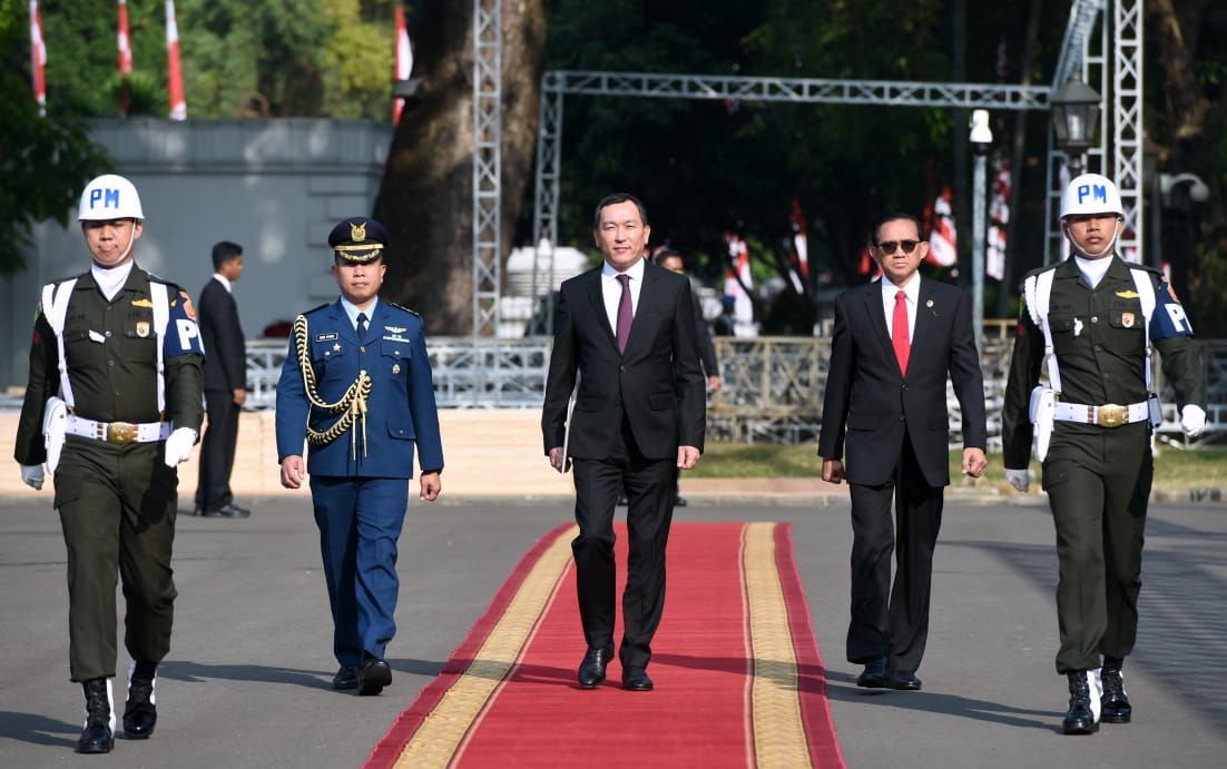 قازاقستان ەلشىسى يندونەزيا پرەزيدەنتىنە سەنىم گراموتالارىن تاپسىردى