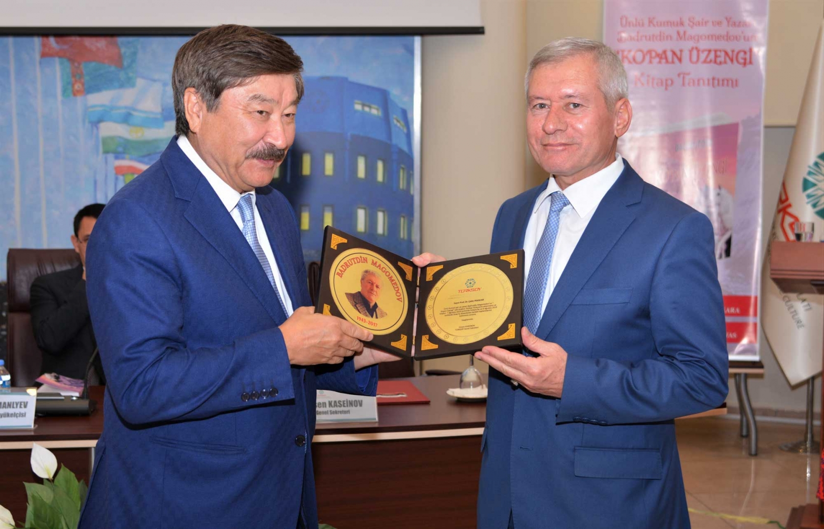 قوڭىر ماندوكي تۋرالى كىتاپتىڭ تۇساۋى كەسىلدى