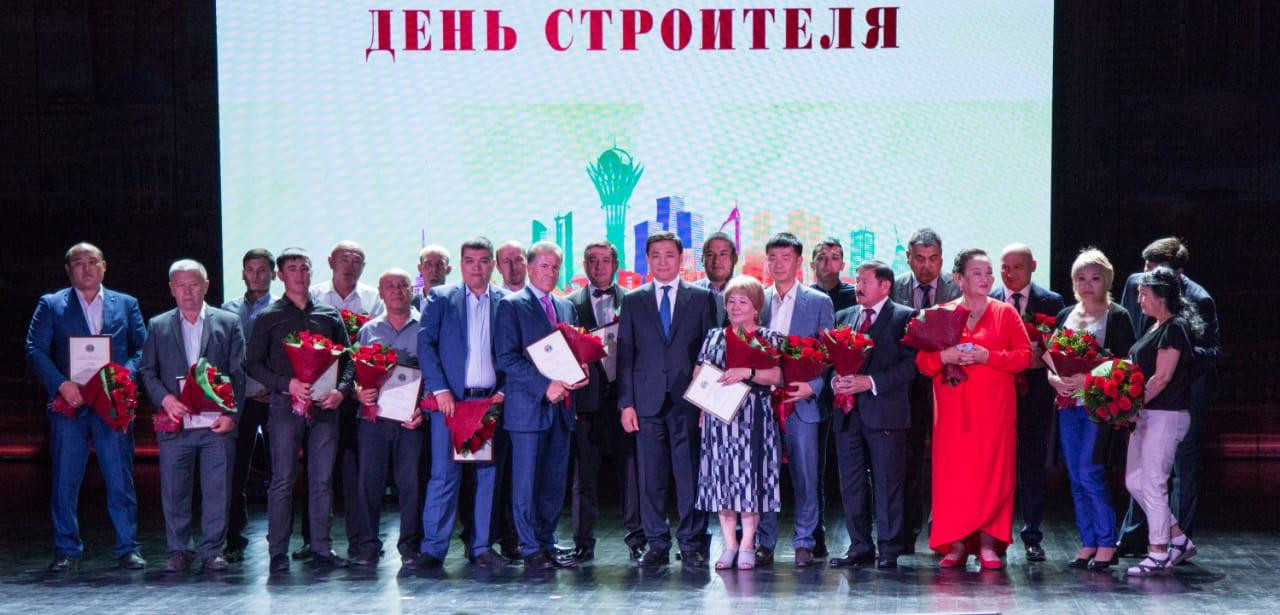 ەلوردا اكىمى قۇرىلىس سالاسىنىڭ قىزمەتكەرلەرىن قۇتتىقتادى