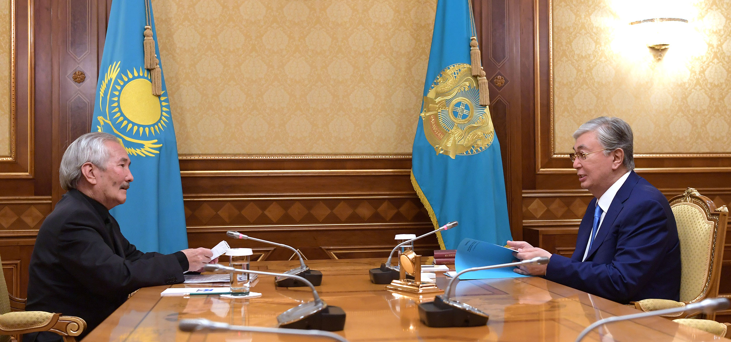 قاسىم-جومارت توقاەۆ جازۋشى جانە كينودراماتۋرگ سماعۇل ەلۋبايدى قابىلدادى