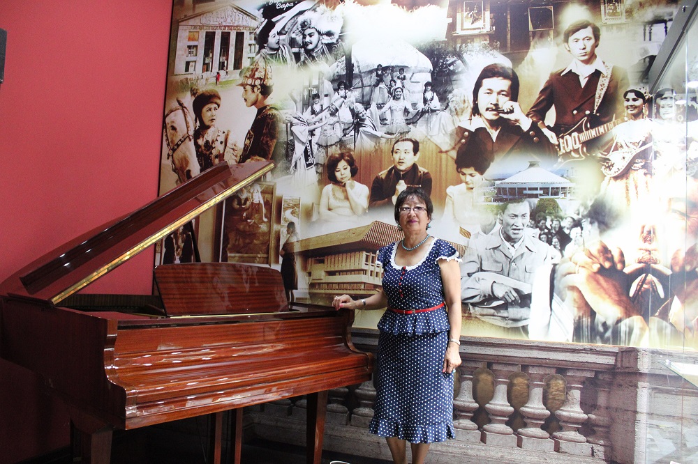 جەتىگەنشى ساۋلە كارىبايقىزى ءوزى تۇتىنعان جادىگەرلەردى الماتى مۋزەيىنە تاپسىردى