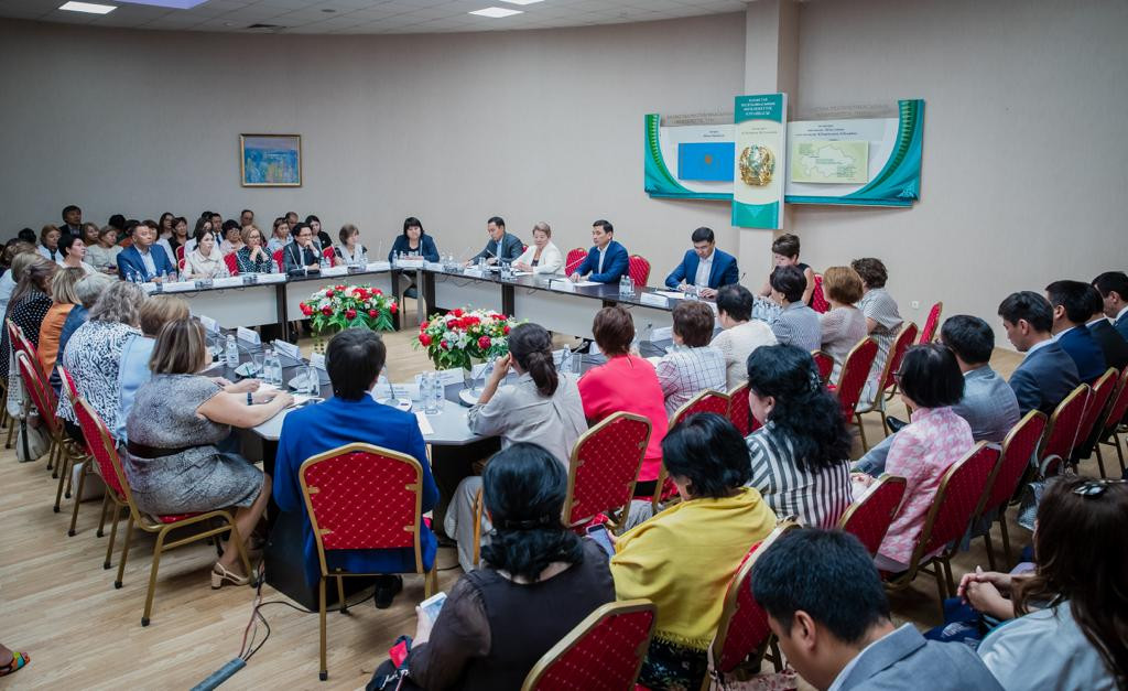 ەلوردا اكىمى مەكتەپ ديرەكتورلارىمەن كەزدەستى