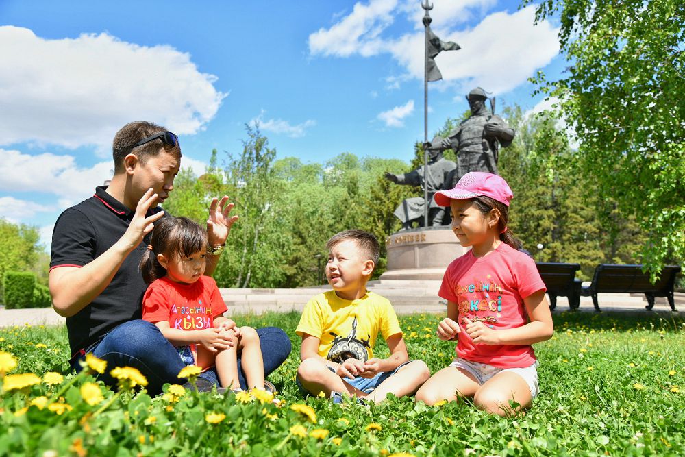 «اكەڭ كەلە جاتىر» نەمەسە بۇگىنگى اكەلەردىڭ وتباسىنداعى  ورنى قانداي؟