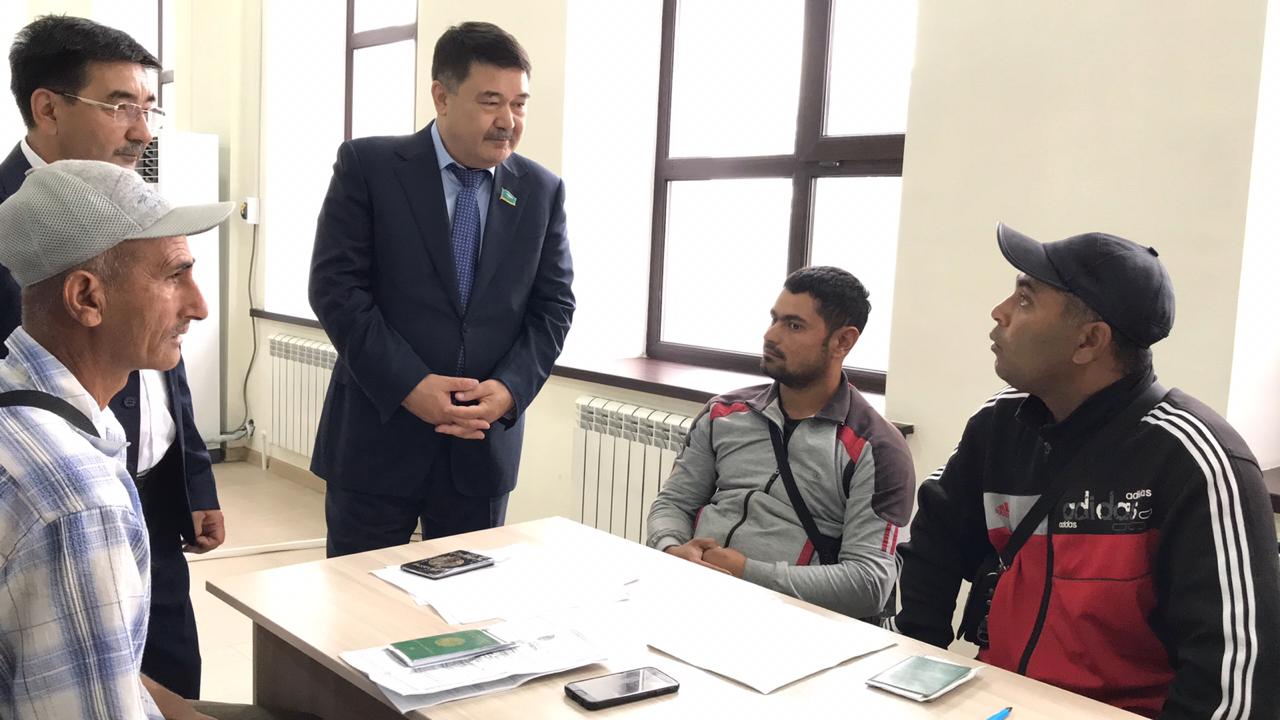 ماجىلىسمەندەر قاراعاندىداعى كوشى-قون قىزمەتى ورتالىعىنا باردى