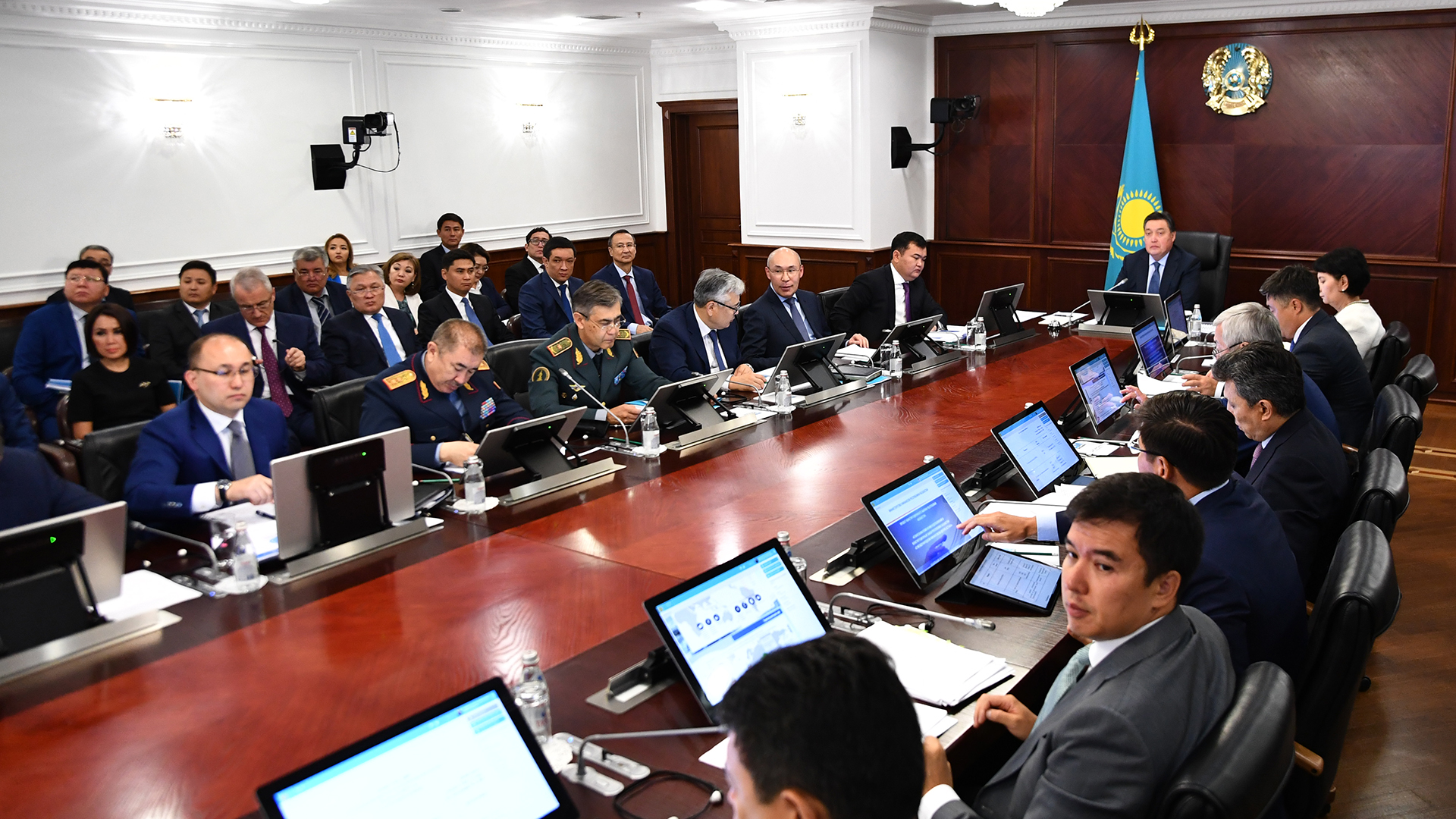 اسقار مامين احقو قىزمەتىن جەتىلدىرۋ جونىندەگى جۇمىستاردى جالعاستىرۋدى تاپسىردى