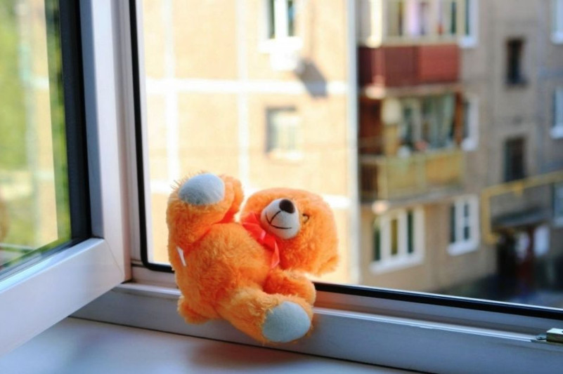 سولتۇستىك قازاقستاندا ءسابي تەرەزەدەن قۇلاپ, مەرت بولدى