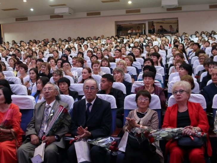 پاۆلوداردا  ۇزدىك مەكتەپتەرگە 30 ميلليون تەڭگەنىڭ سەرتيفيكاتى تابىستالدى   