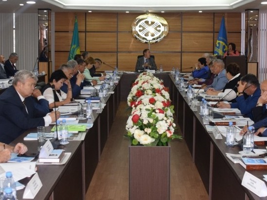 كاسىپوداقتار فەدەراتسياسى بەردىبەك ساپارباەۆتى «ۇزدىك الەۋمەتتىك ارىپتەس» بەلگىسىمەن ماراپاتتادى