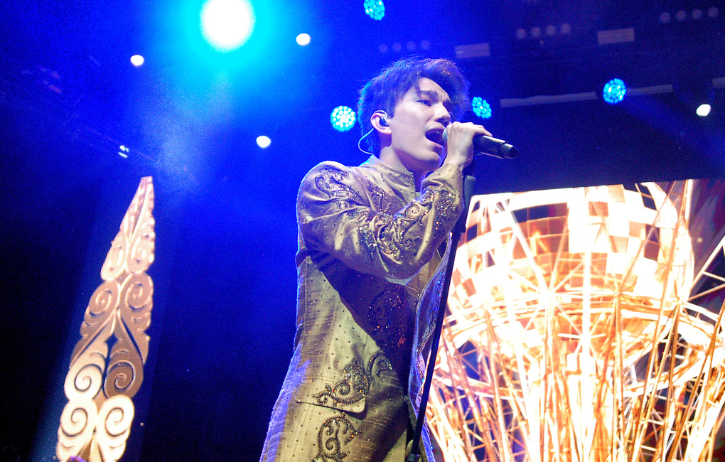 ديماشتىڭ ساحنالىق كوستيۋمى اۋكتسيوندا 600 مىڭ تەڭگەگە ساتىلدى