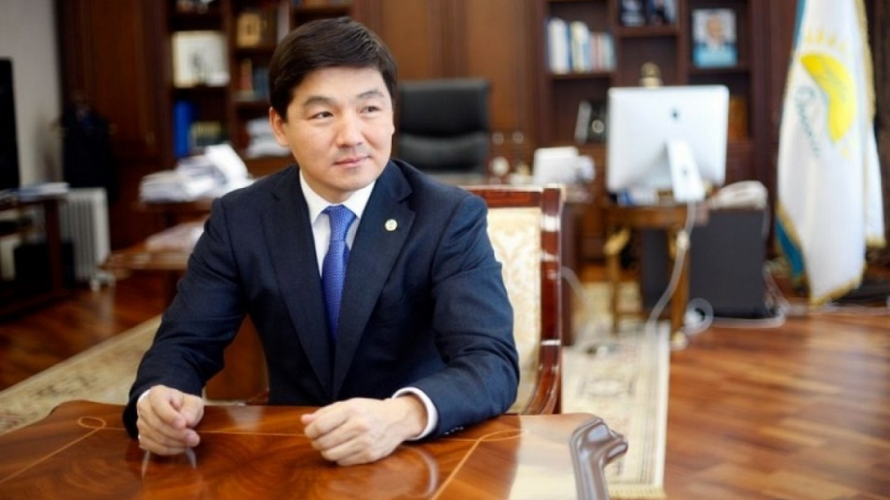 باۋىرجان بايبەك ايتىس ونەرى مەن پارتيالىق پرايمەريزدى سالىستىردى