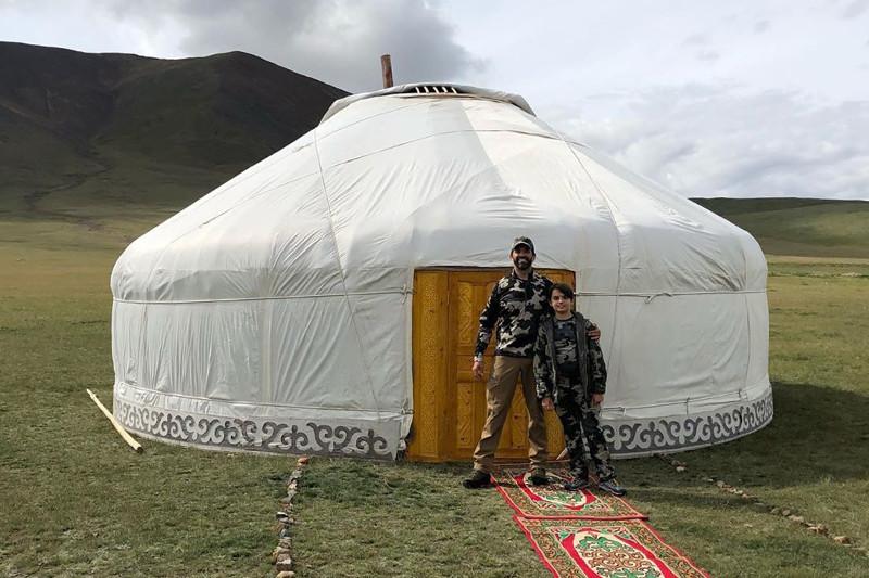 دونالد ترامپتىڭ  ۇلى موڭعوليادا قازاق كيىز ۇيىندە قوناق بولدى