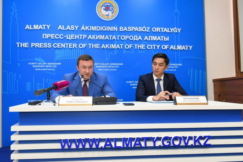 الماتى اۋداندارىنىڭ باسشىلارى جۇزەگە اسقان جۇمىستار بويىنشا ەسەپ بەرىپ جاتىر