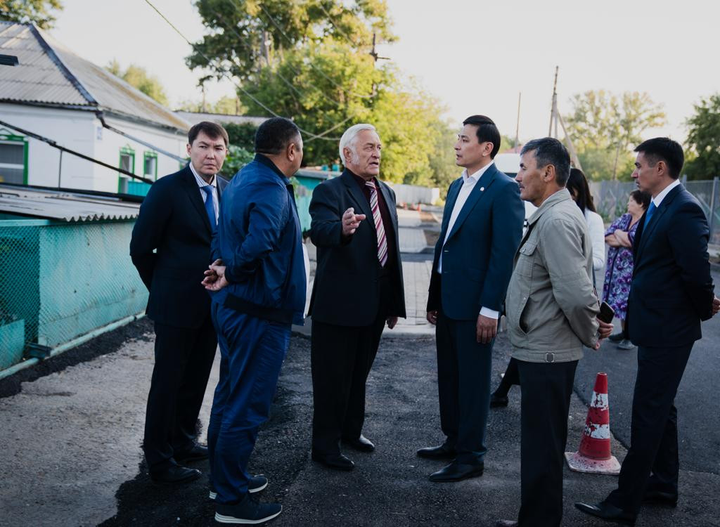 ا. كولگىنوۆ مەكتەپ بويىندا سالىنعان اسفالت ساپاسىن تەكسەردى