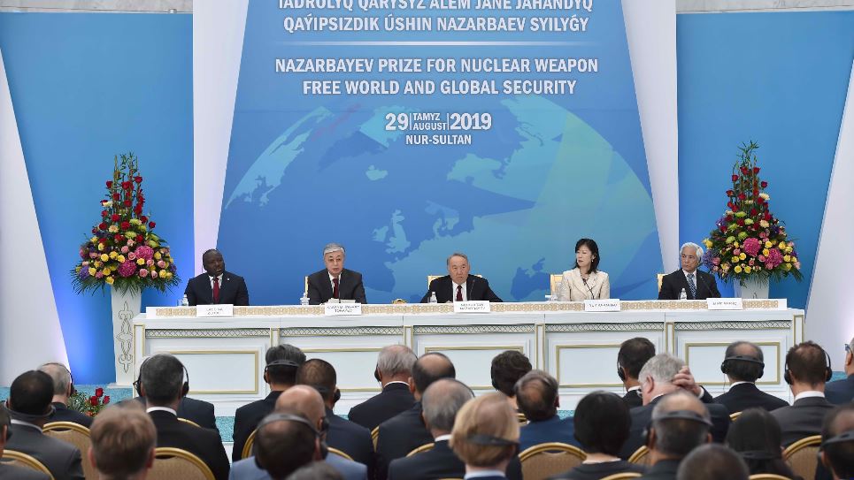 قازاقستان پرەزيدەنتى «يادرولىق قارۋسىز الەم جانە جاھاندىق قاۋىپسىزدىك ءۇشىن نازارباەۆ سىيلىعىن» تاپسىرۋ راسىمىنە قاتىستى