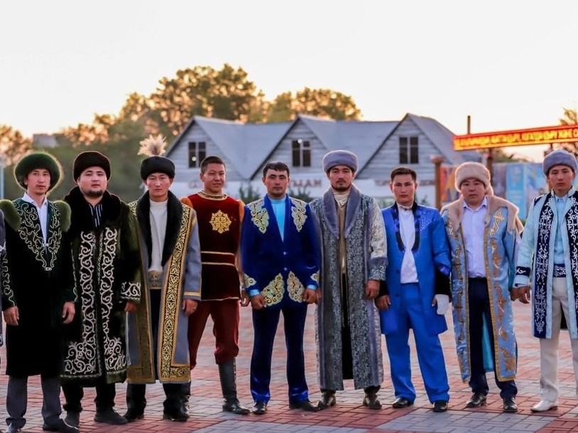 تولاعاي جىگىتتەر تولاعايدىڭ باۋرايىندا باس قوستى