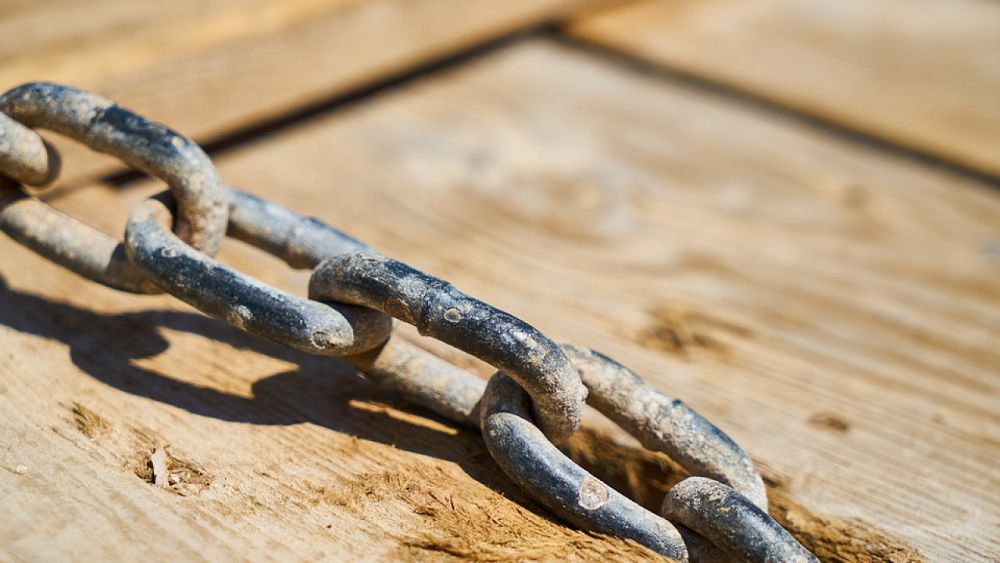 قوستانايدا قۇل ۇستايدى  دەگەنگە كىم سەنەدى؟