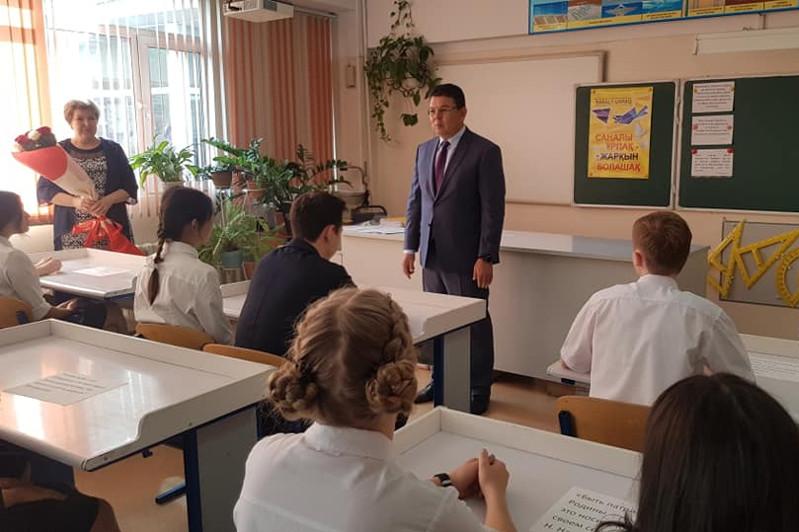 قانات بوزىمباەۆ 33 جىل بۇرىن تۇلەپ ۇشقان مەكتەبىنە باردى