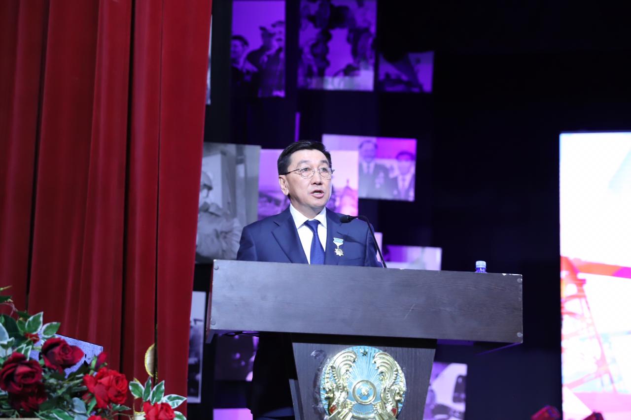 «قازمۇنايگاز» باسشىسى ماڭعىستاۋ ءوڭىرىنىڭ مۇنايشىلارىن قۇتتىقتادى