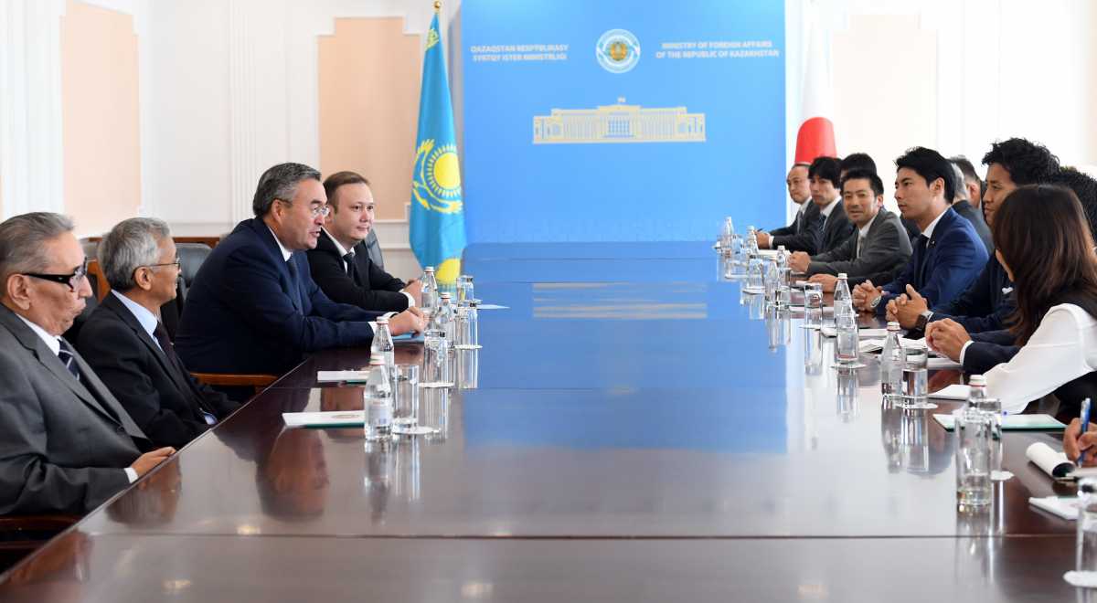 جاپونيا پارلامەنتى وكىلدەر پالاتاسىنىڭ دەپۋتاتتارىمەن كەزدەستى