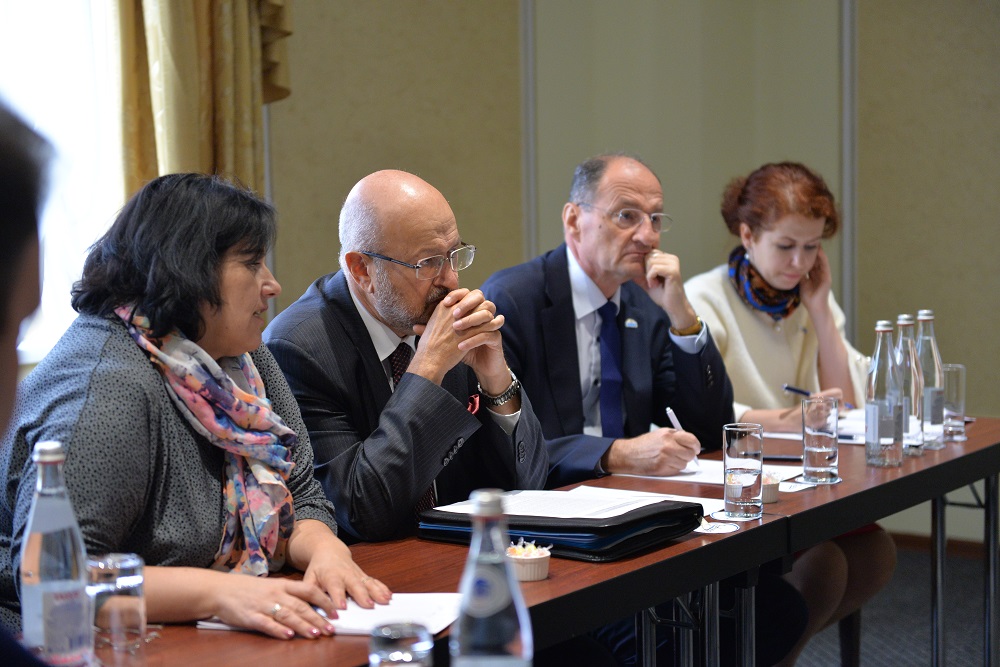 ىشكى ىستەر ءمينيسترى ەقىۇ-نىڭ از ۇلتتار ىستەرى جونىندەگى جوعارعى كوميسسارىمەن كەزدەستى