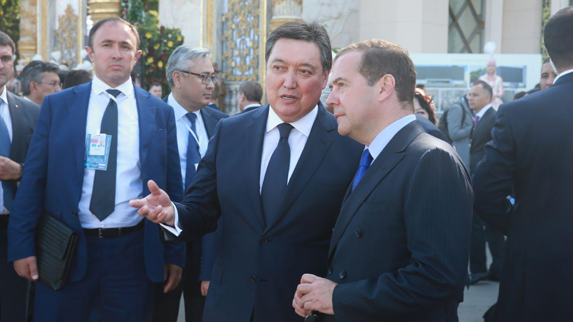 اسقار مامين دميتري مەدۆەدەۆپەن كەزدەستى