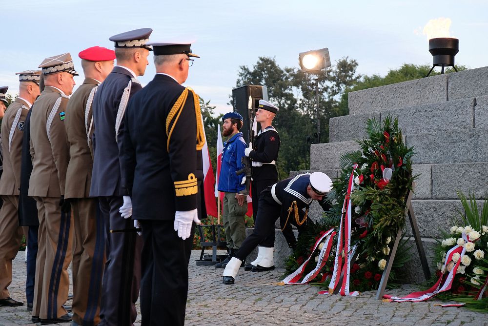 پولشا تاريحي دەرەكتى قايتا قارايدى