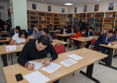 لاتىن گرافيكاسىنىڭ نەگىزىندە جالپىۇلتتىق ديكتانت ءوتتى