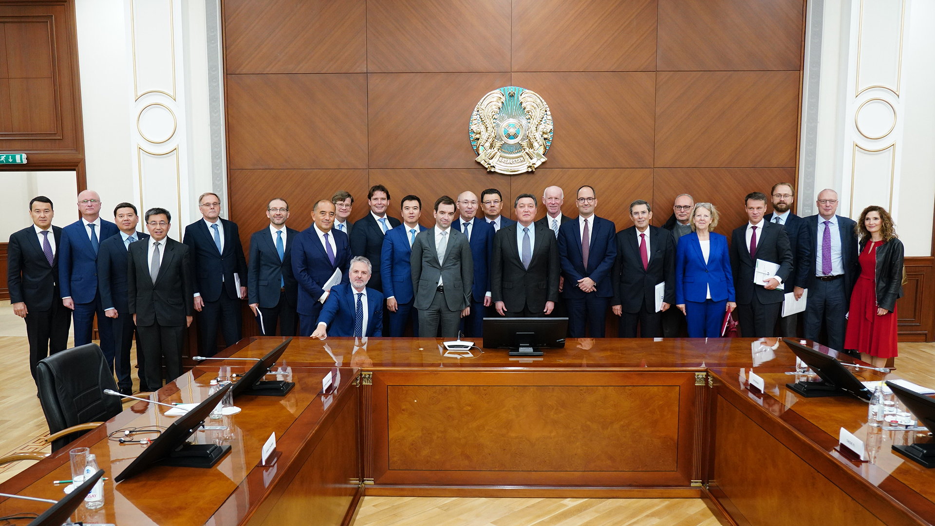 اسقار مامين ەققدب ديرەكتورلار كەڭەسىنىڭ مۇشەلەرىمەن كەزدەستى