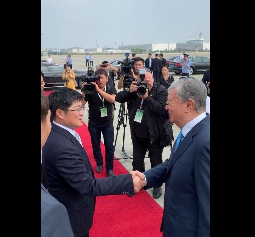 پرەزيدەنت «Alibaba» كومپانياسىنىڭ كەڭسەسىنە بارىپ, دجەك مامەن كەزدەسەدى