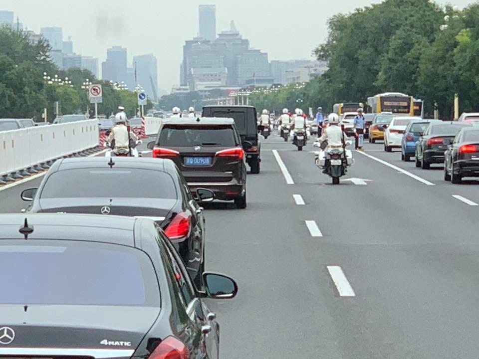 مەملەكەت باسشىسى بەيجىڭدەگى حالىق باتىرلارى مونۋمەنتىنە گۇل قويدى