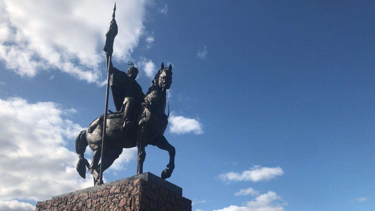 شقو اباي اۋدانىندا باتىر توقتامىس لاقا ۇلىنا ەڭسەلى ەسكەرتكىش ورناتىلدى