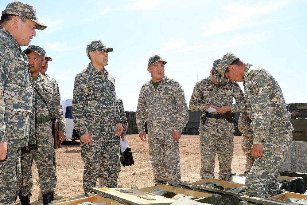 قورعانىس ءمينيسترى پريوزەرسك پەن بالقاشتاعى اسكەري بولىمدەرگە باردى