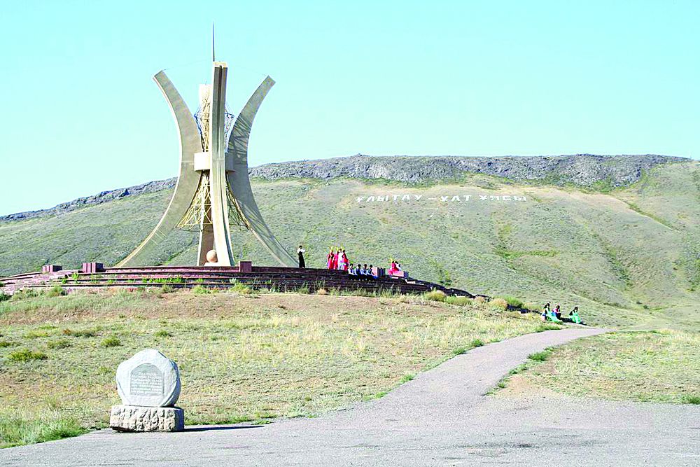  ۇلى دالا تاريحىنىڭ باستى قىرى – التىن وردا