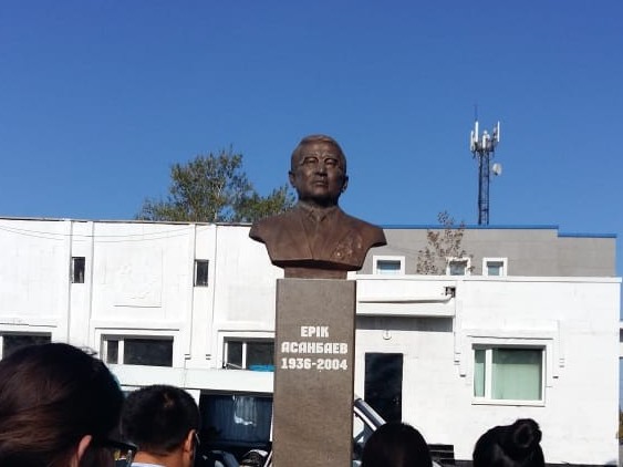 مەملەكەت قايراتكەرى ەرىك اسانباەۆقا تۋعان جەرىندە ەسكەرتكىش ورناتىلدى