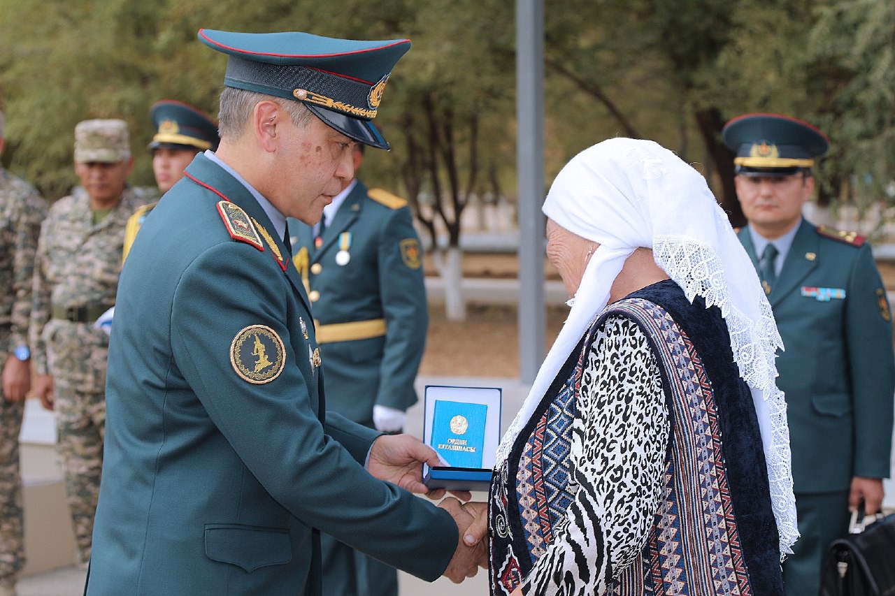 ارىستا قازا بولعان اسكەري قىزمەتشىلەر مەملەكەتتىك ناگرادامەن ماراپاتتالدى