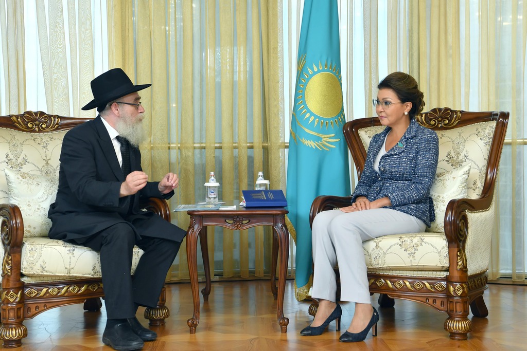 داريعا نازارباەۆا قازاقستاننىڭ باس ءراۆۆينى ەشايا كوگەندى قابىلدادى