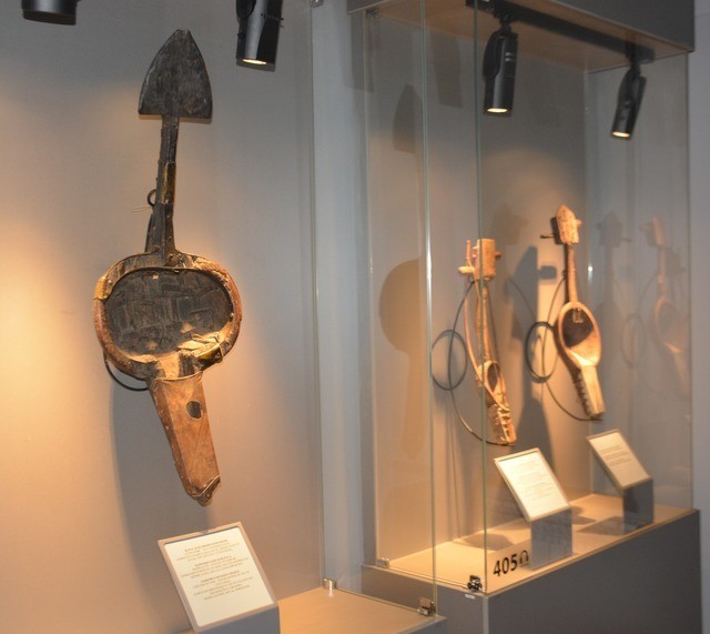 ىقىلاس اتىنداعى حالىق مۋزىكالىق اسپاپتار مۋزەيىندە كونە قوبىز ساقتاۋلى