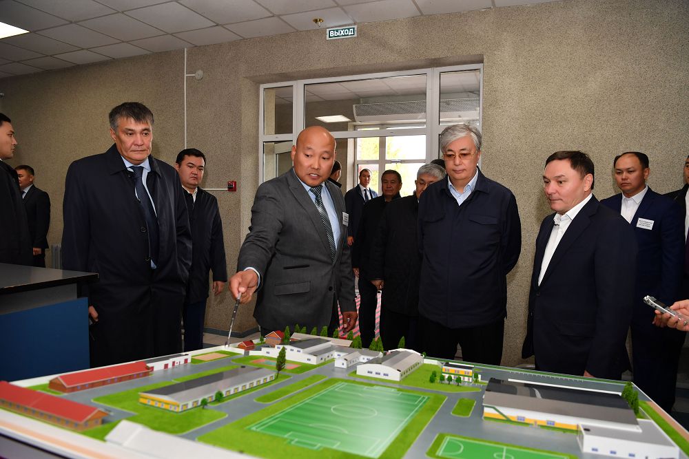 مەملەكەت باسشىسى ت. ۋاليەۆ اتىنداعى سپورت مەكتەبىنە باردى