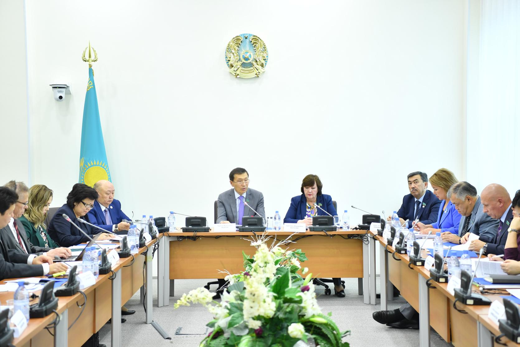 ماجىلىستە سوت راسىمدەرىن قىسقارتۋعا ارنالعان زاڭ جوباسى تانىستىرىلدى