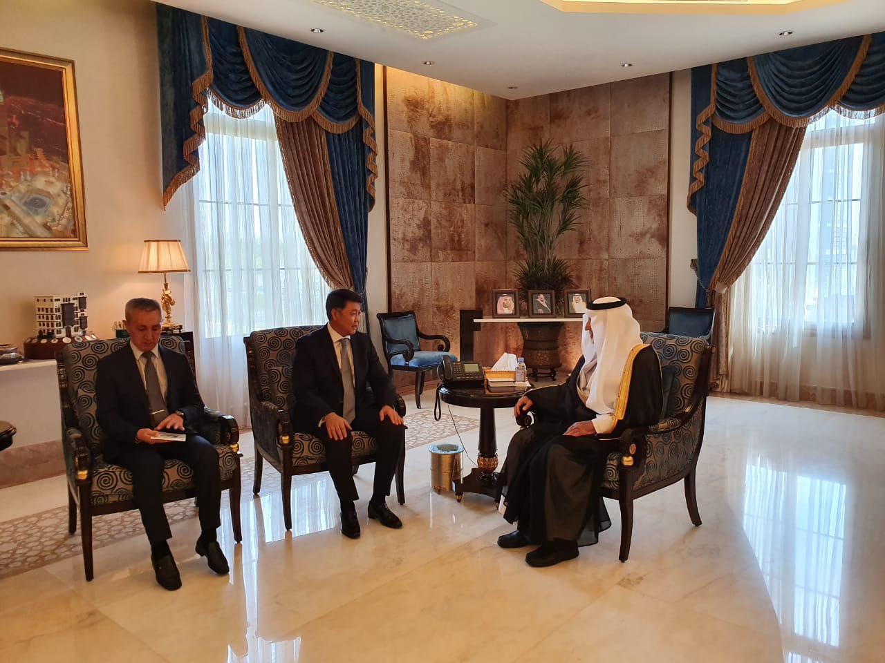 قازاقستان ەلشىسى ەلىمىزدىڭ قاجىلارىنا كورسەتكەن كومەگى ءۇشىن مەككە امىرىنە العىس ءبىلدىردى