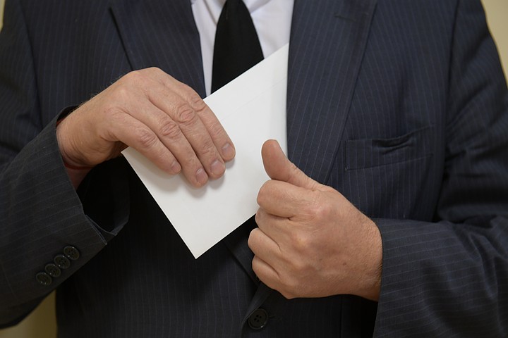 قىزىلوردادا مەكەمە باسشىسىنا پارا العانى ءۇشىن جازا تاعايىندالدى