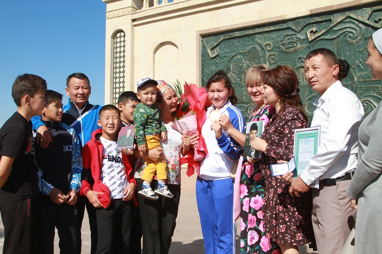 ازيا چەمپيونى ەليزات ايازبەكتى جەرلەستەرى زور قوشەمەتپەن قارسى الدى